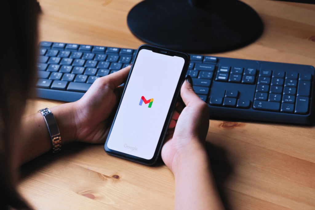 Gmailをスマホで開く女性